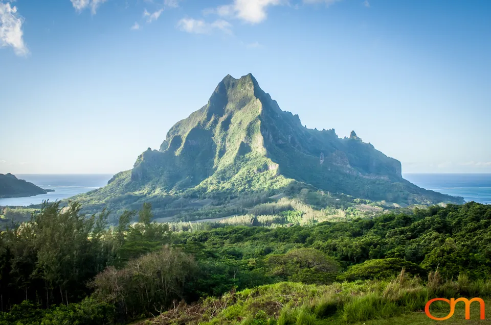 Moʻorea: Volcanic Peaks and Ancient Marae