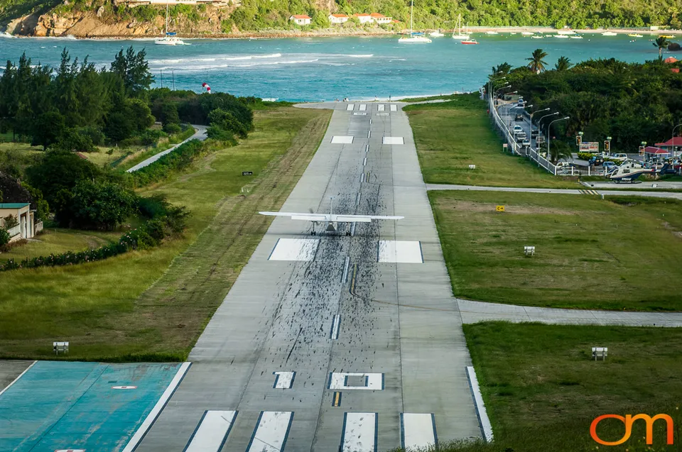 Gustaf III Airport: The Saint-Barthélemy Approach