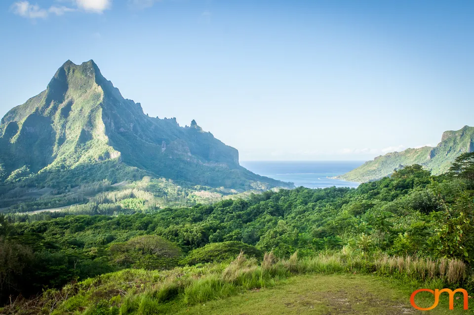 Moʻorea: Volcanic Peaks and Ancient Marae